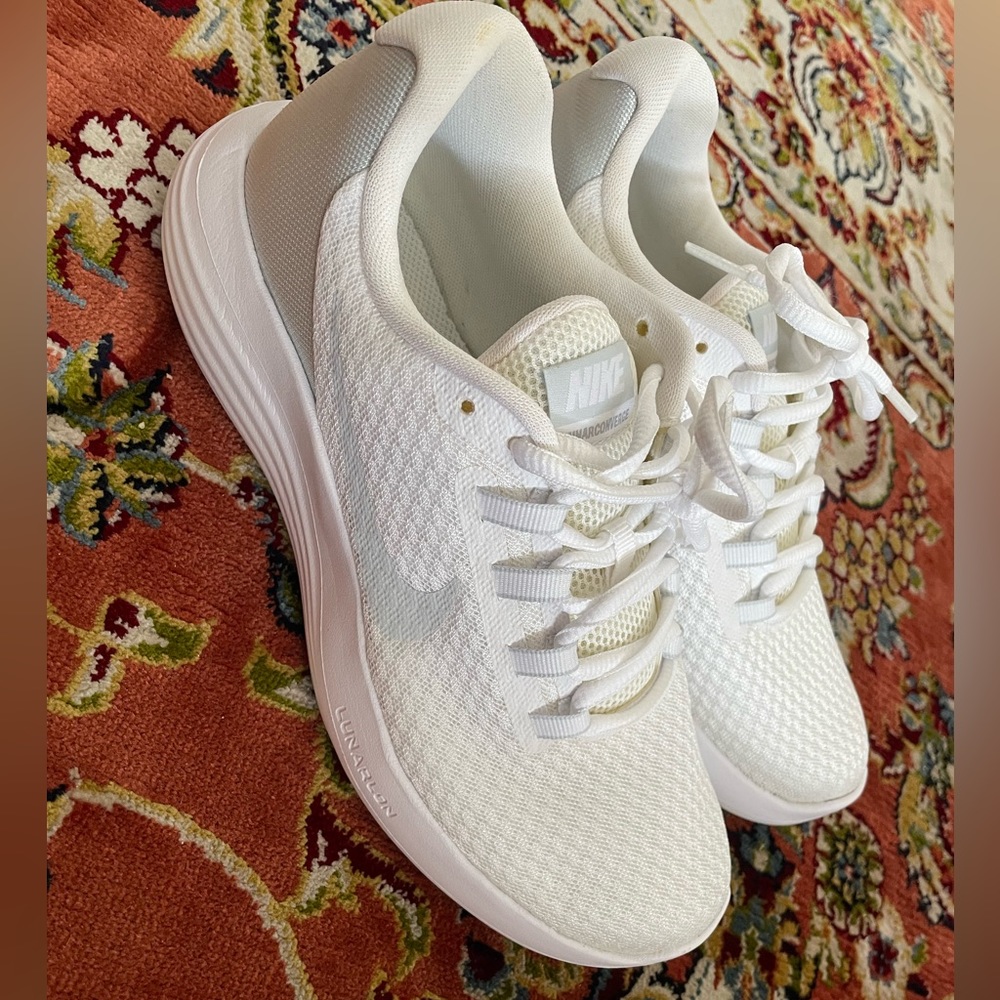 Women’s NIKE shoes 🤍